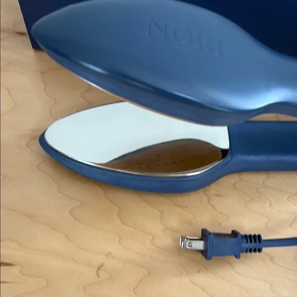 Nori Handheld Steam Iron in navy blue - Picture 2 of 5